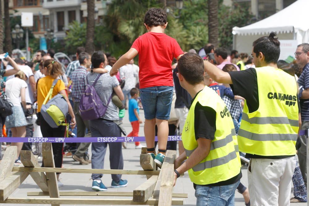 Jornada de ingeniería en la calle, en la plaza del Ayuntamiento de València.