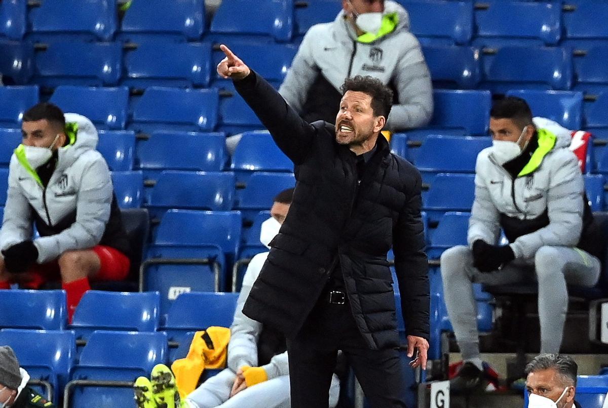 Diego Simeone da órdenes durante el partido contra el Chelsea.