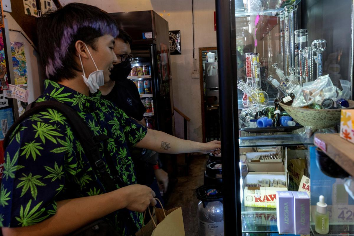 Los clientes compran dentro del Highland Cafe el primer día de la eliminación del cannabis de la lista de narcóticos según la ley tailandesa