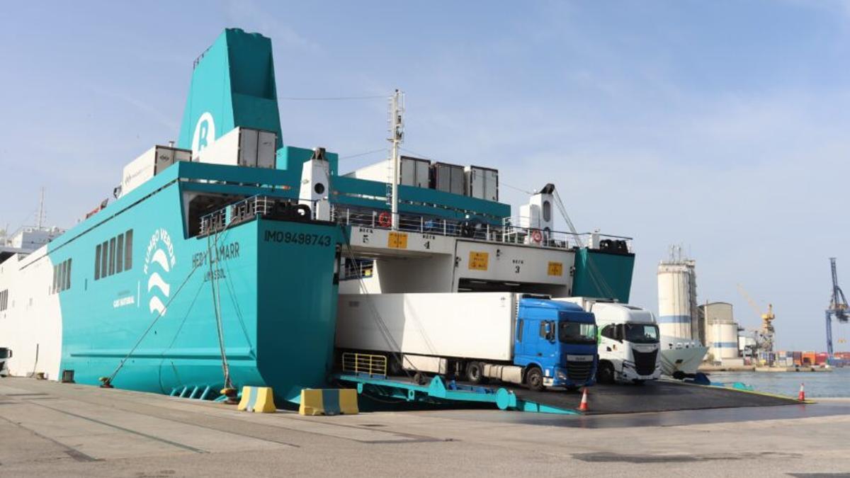 Buque de Baleària atracado en el puerto de València, en una imagen reciente.