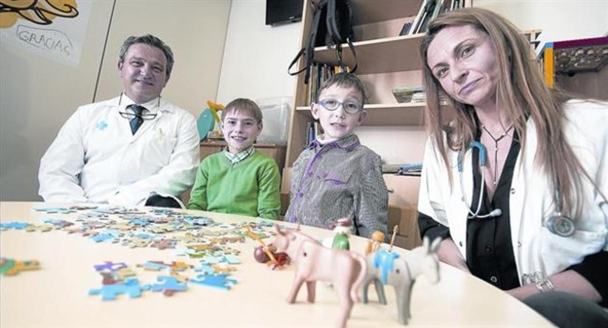 El cirurgià Javier Bueno, amb Álex Curero (jersei verd), Álex Gil, un altre nen operat, i la doctora Susana Recillas, a l’Hospital de la Vall d’Hebron. El cirurgià Javier Bueno, amb Álex Curero (jersei verd), Álex Gil, un altre nen operat, i la doctora Susana Recillas, a l’Hospital de la Vall d’Hebron.