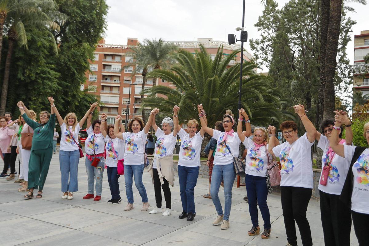 Cadena humana en la Circular de Murcia en el Día del Cáncer de Mama.