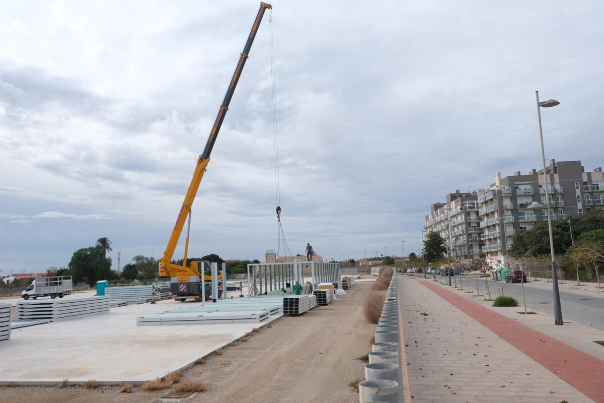 Más de un centenar de módulos construirán un instituto provisional.