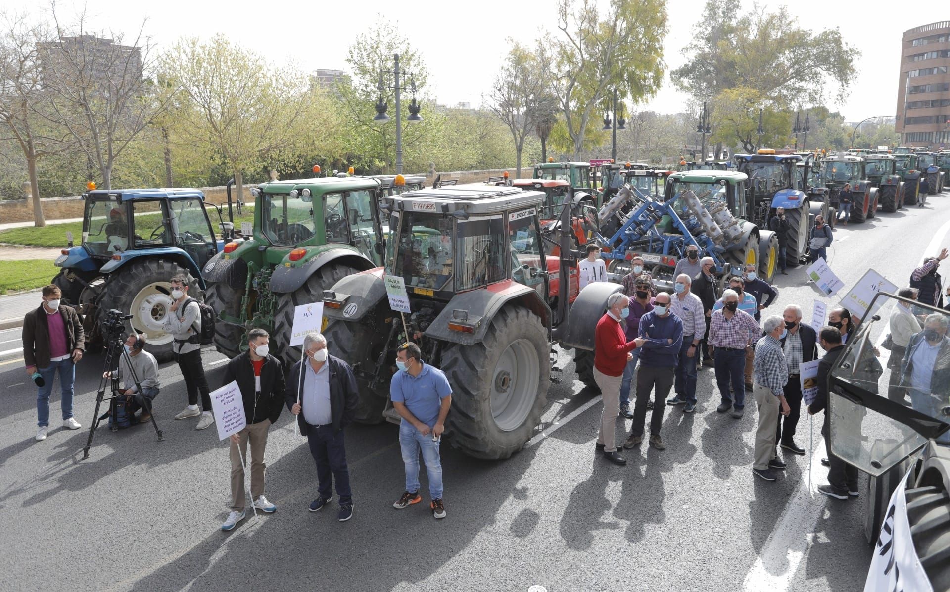 Tractorada de arroceros por el centro de València