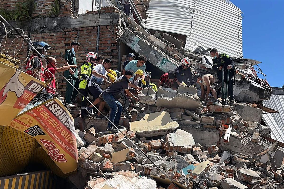 Rescatadores buscan supervivientes en un edificio colapsado de Pereira, Colombia, el pasado 10 de agosto.