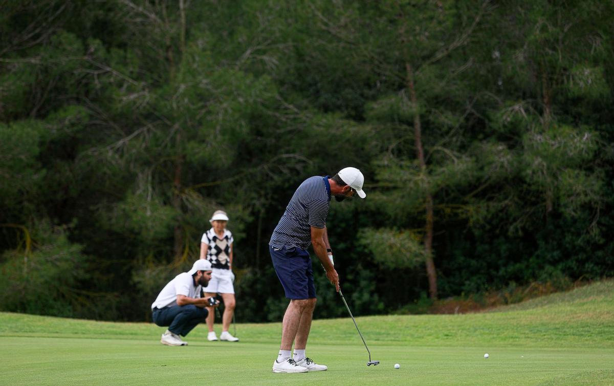 Un jugador en plena acción durante un momento del torneo, celebrado en Club Golf ibiza.  | TONI ESCOBAR