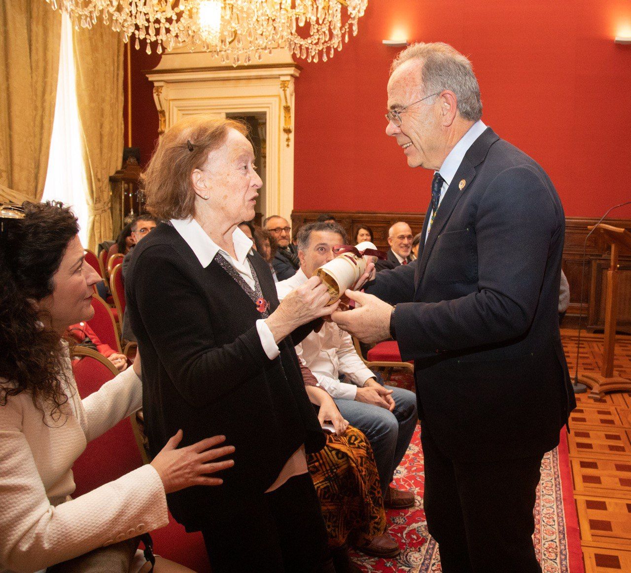 O alcalde entregou o pergamiño á muller de Emilio Lavandeira, Calina Villar