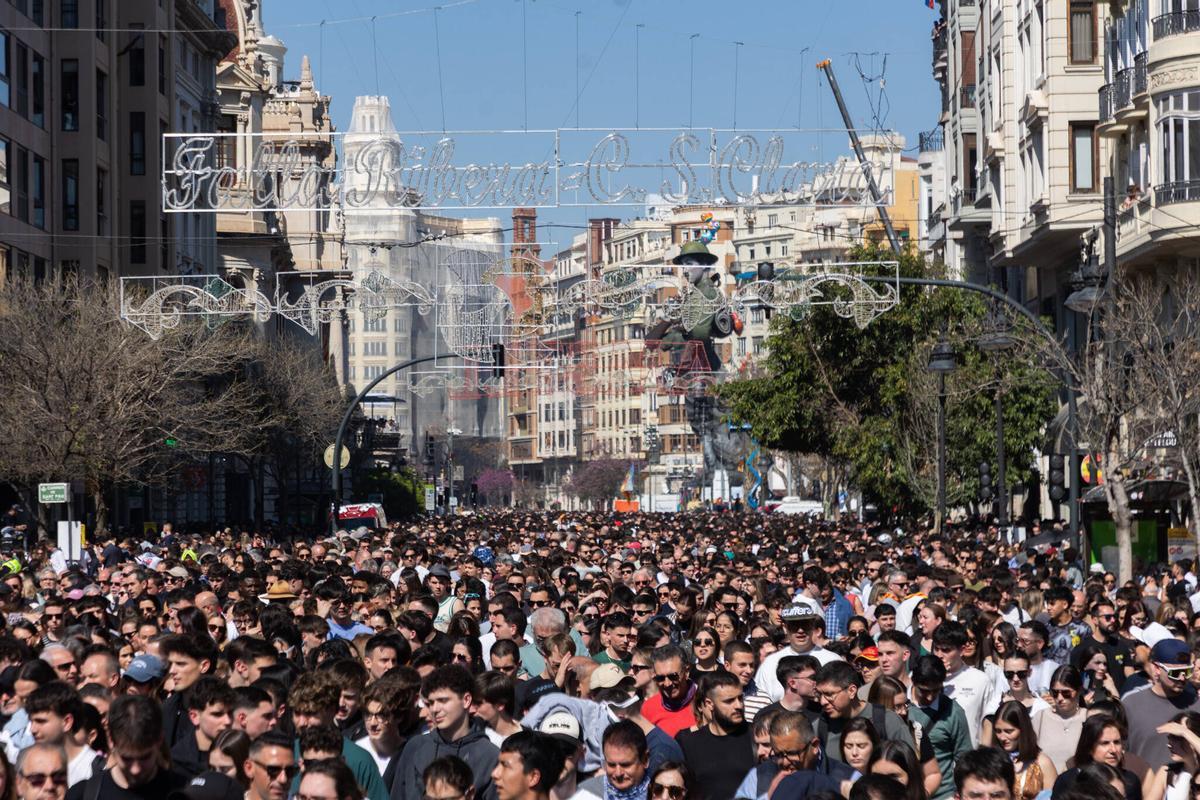 València, ayer, durante la 'mascletà'.