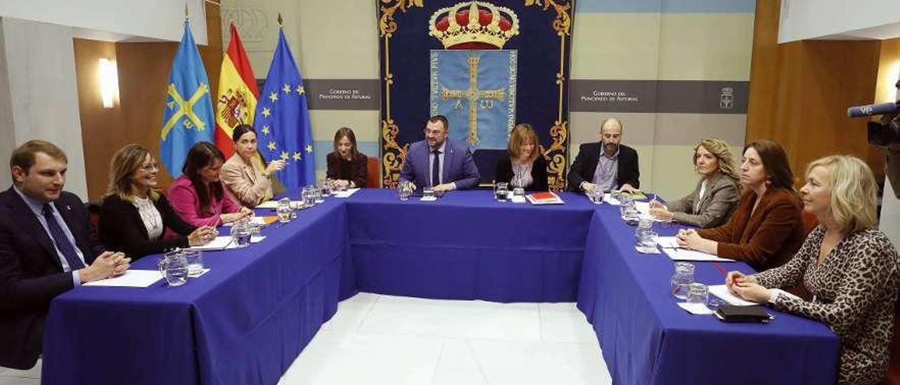 La reunión del presidente del Principado y la consejera de Hacienda con los representantes de los grupos parlamentarios, ayer, en la sede de la Presidencia del Gobierno.