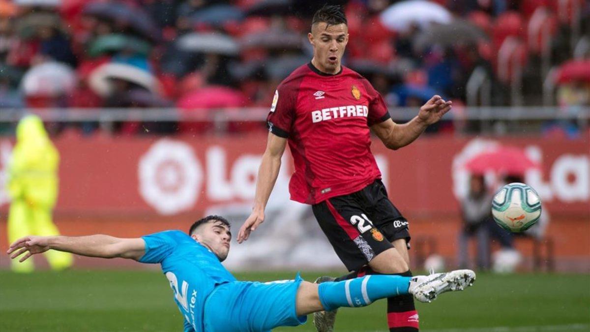 Valjent con la camiseta del Mallorca en una acción frente al Valencia