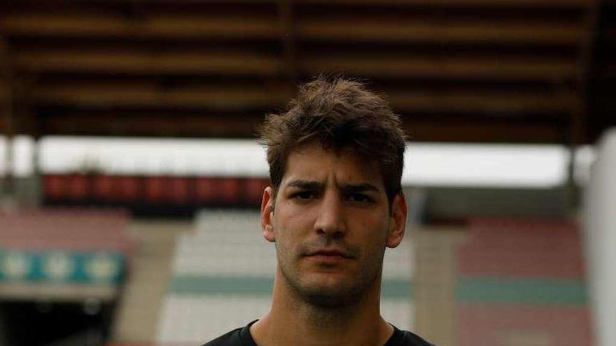 Miguel posa con la camiseta del club.