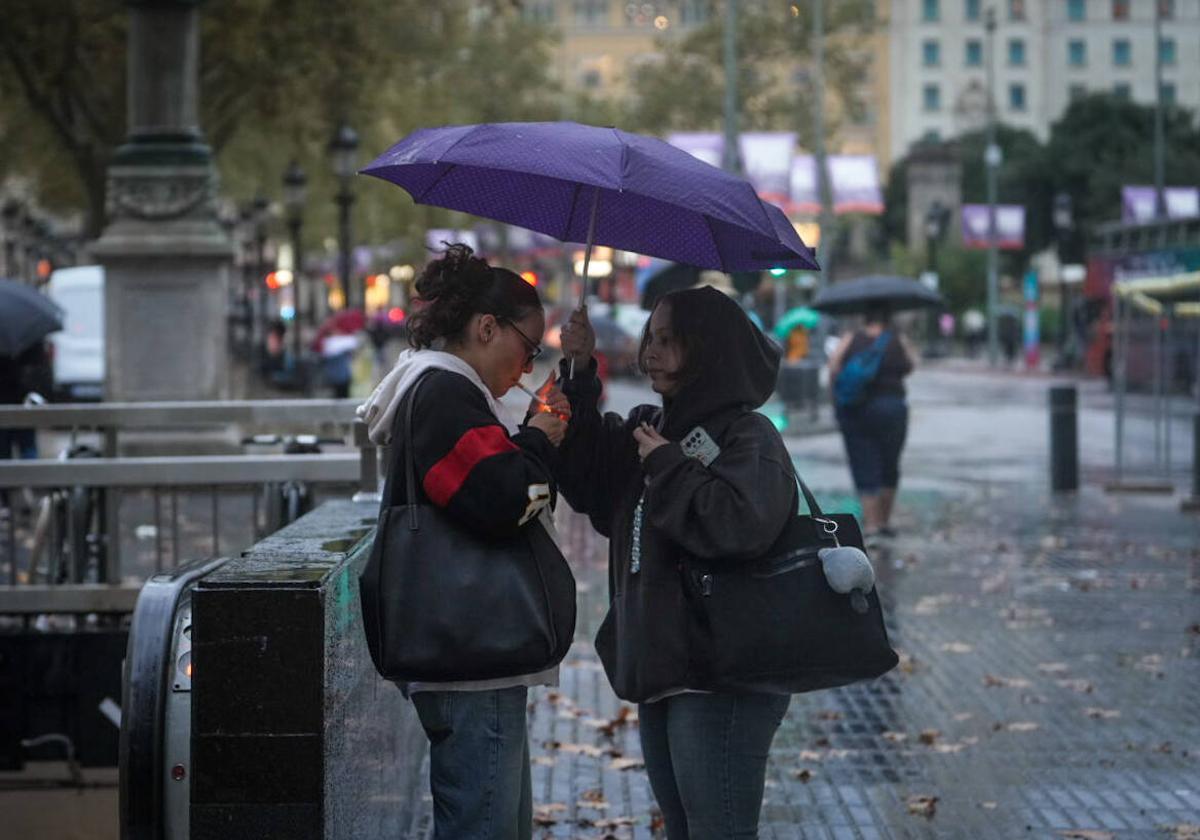 Lluvia intensa en plaza de Catalunya, en Barcelona