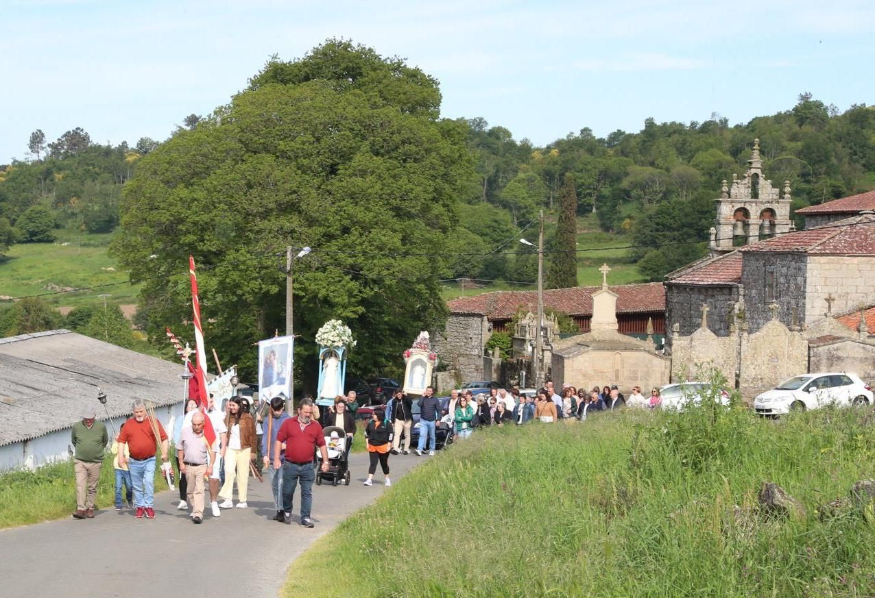 Saída da igrexa de San Xoán de Camba.