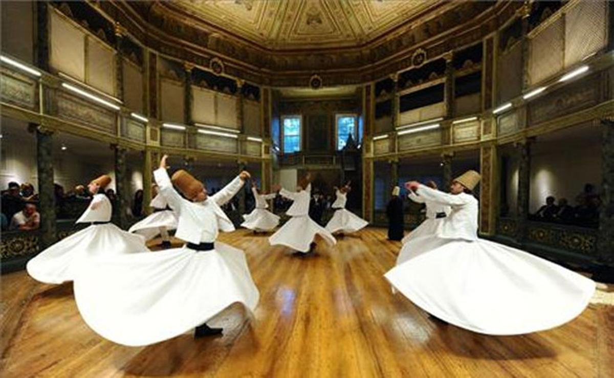 Un grup de dervixos dansen  per celebrar el Ramadà a Istanbul, Turquia.