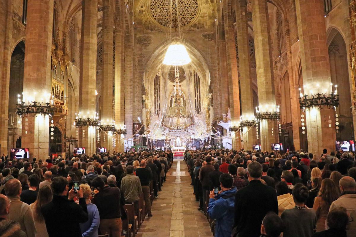 La Catedral, llena para asistir a la misa de Matines.