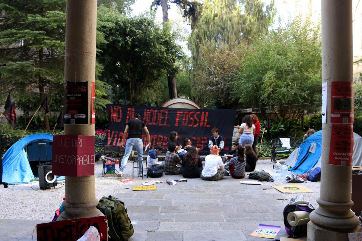 Acampada d’estudiants a la UB en protesta per la «passivitat» davant la crisi climàtica