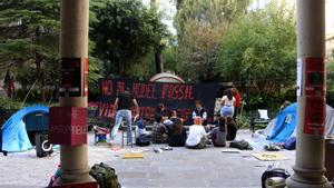 Acampada d’estudiants a la UB en protesta per la «passivitat» davant la crisi climàtica
