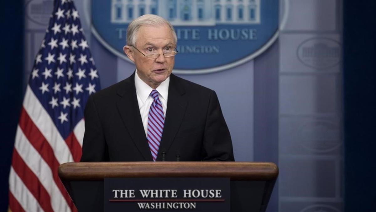 Sessions responde a las preguntas de los periodistas, en la rueda de prensa en la Casa Blanca, en Washington, el 27 de marzo.