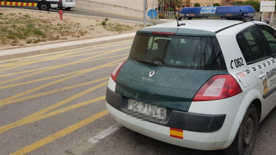 Un coche de la Guardia Civil ayer en el Hospital General de Alicante, donde está uno de los heridos.