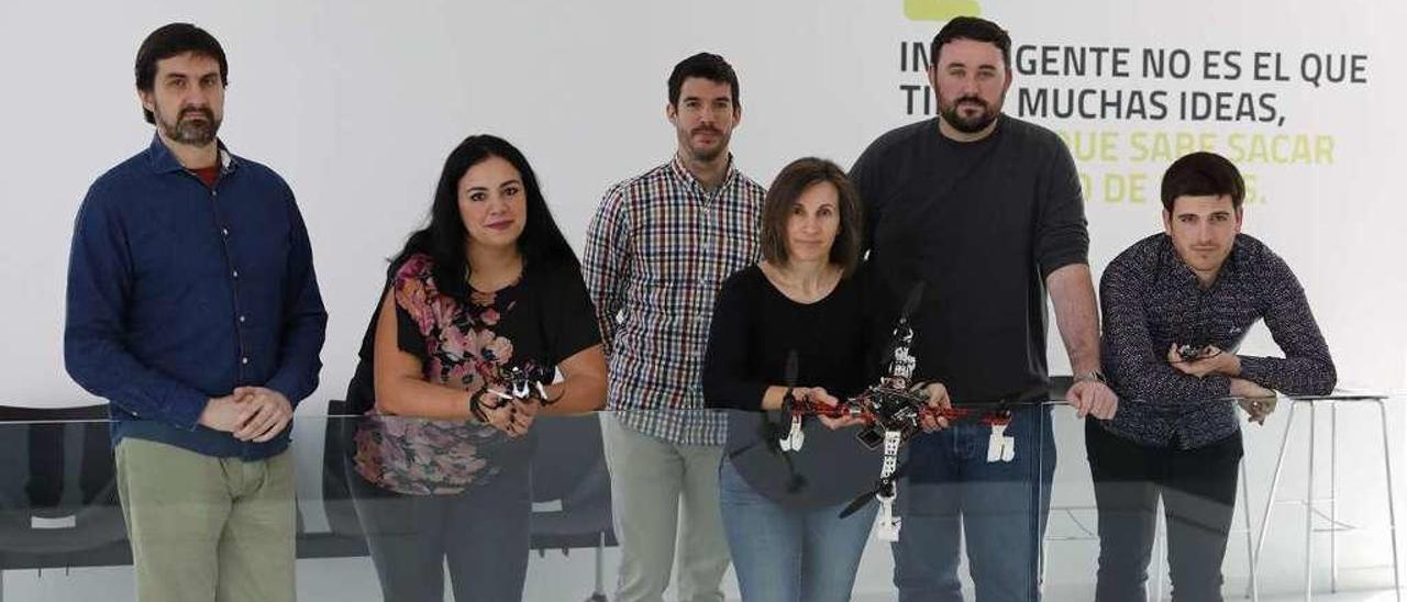 Por la izquierda, Alberto Fernández, Tamara Fernández, Andrés Menes, Laura Álvarez, Saúl Rodríguez y Antonio Lamas, el equipo de Ingeniacity, sosteniendo el dron que desarrollan para Arcelor-Mittal y otros dos más pequeños que usan para pruebas.