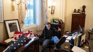 Richard Barnett, con los pies sobre la mesa del despacho de Nancy Pelosi durante el asalto al Capitolio.