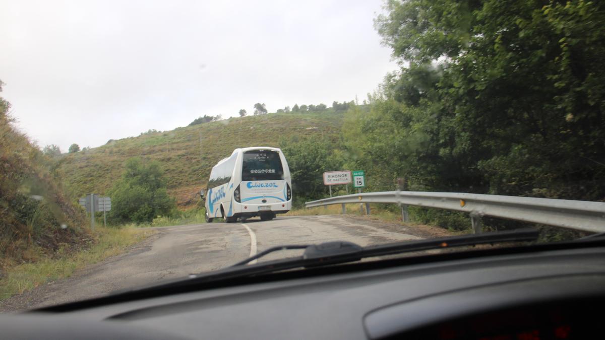 Un autobús circula por la carretera de Rihonor de Castilla