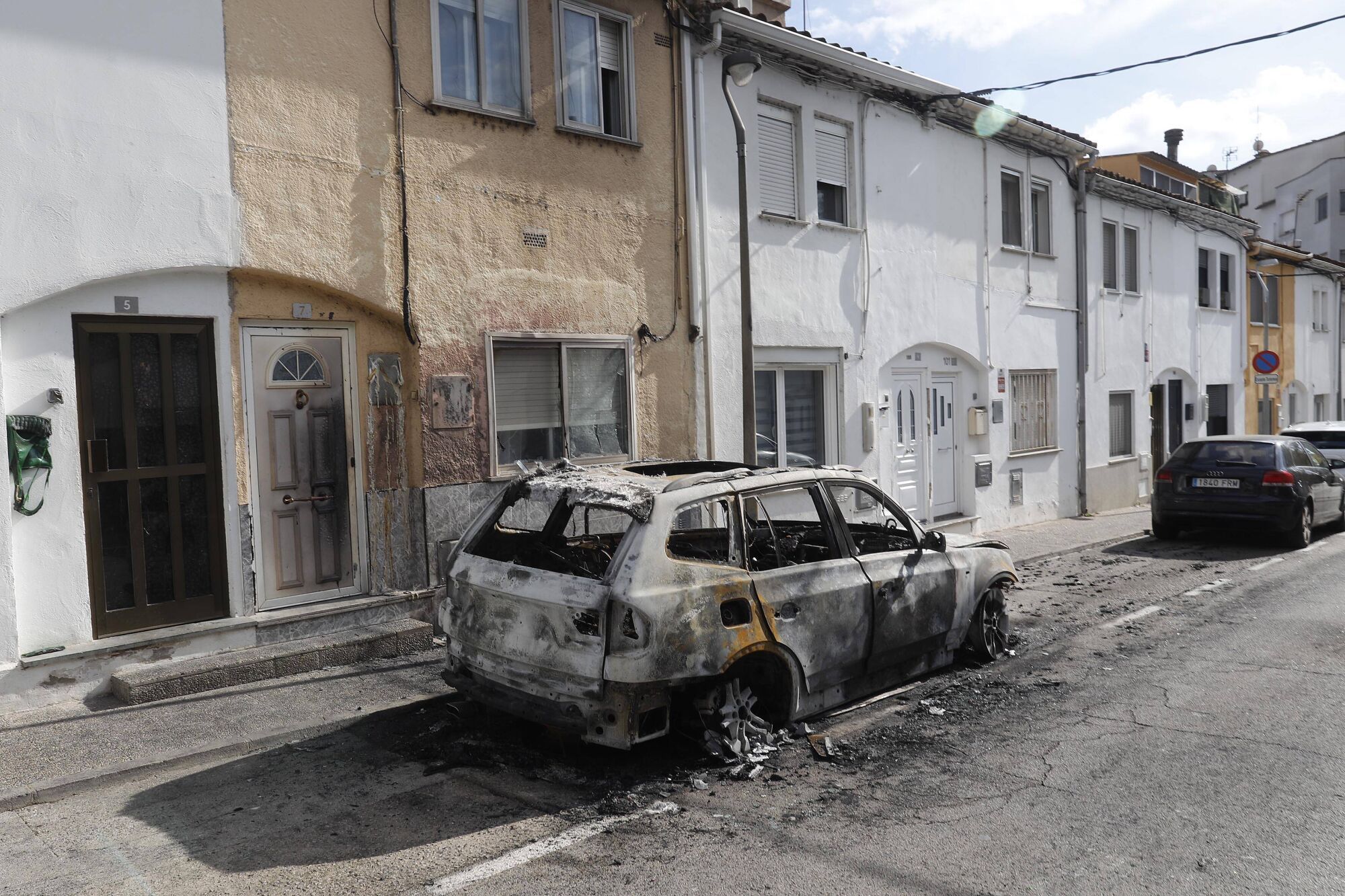 Girona. Carrer del Pou 7. Incendi cotxe cremat.