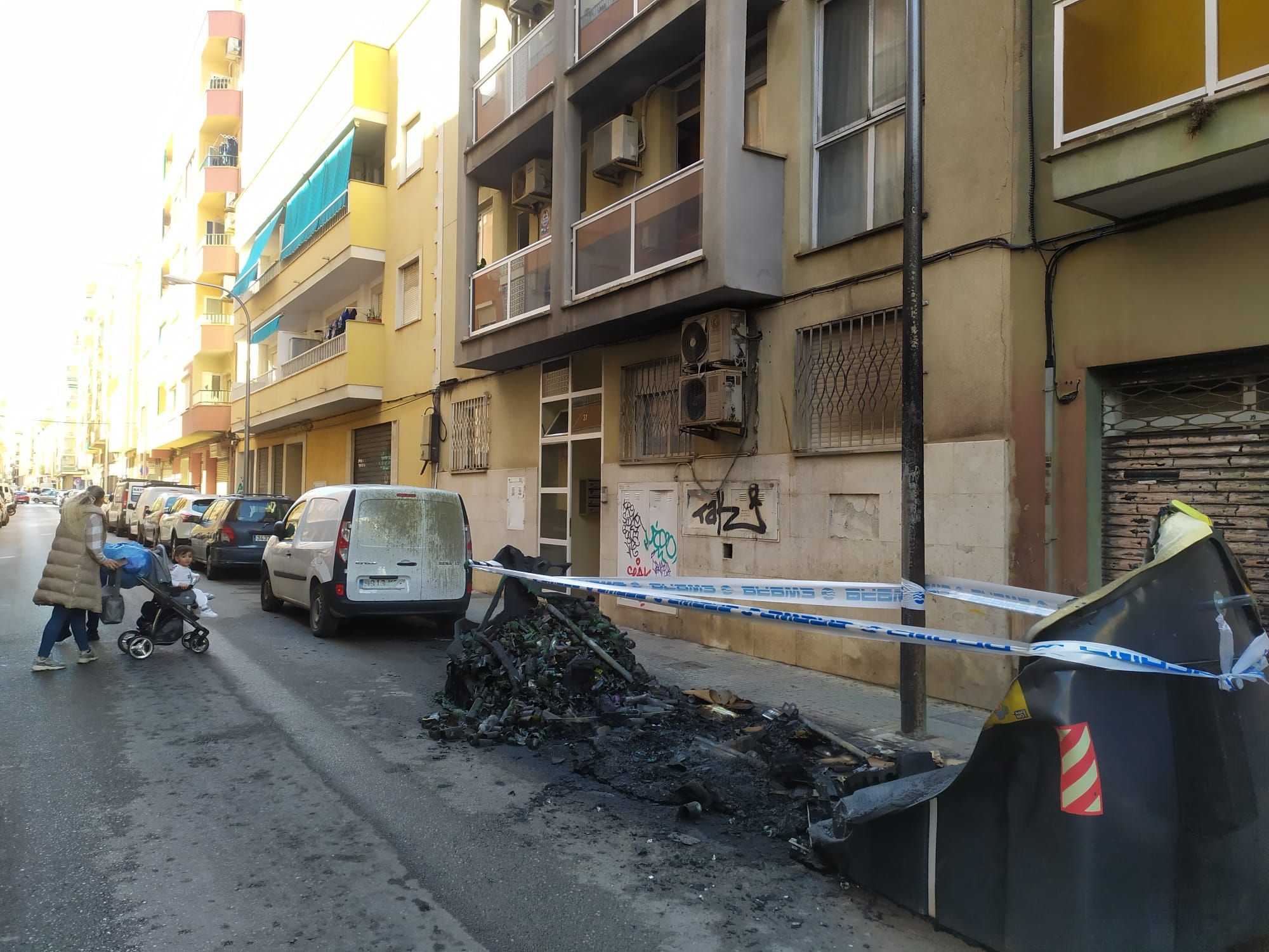 Desalojado un edificio por un incendio de contenedores en Palma