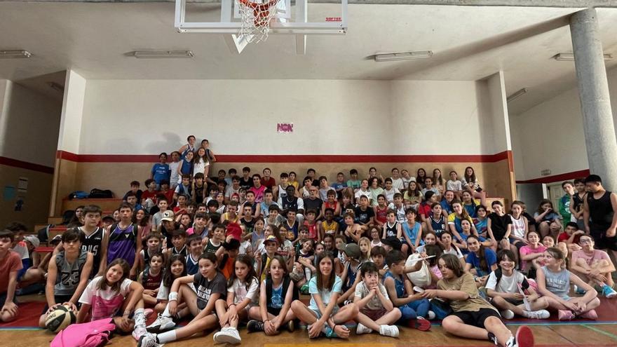 Imagen de los niños que conforman el XXX Campus Peleteiro en las instalaciones del colegio