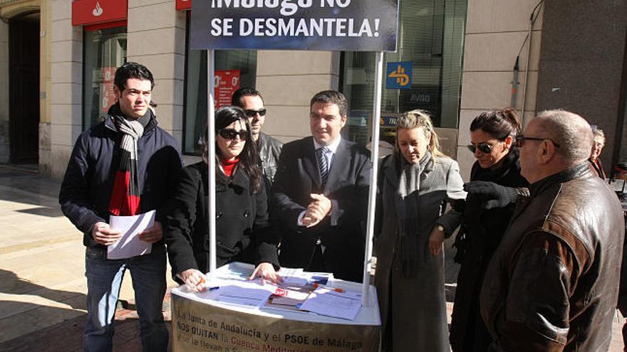 Elías Bendodo y otros dirigentes del PP, hoy en el puesto de recogida de firmas contra el "desmantelamiento" de Málaga.