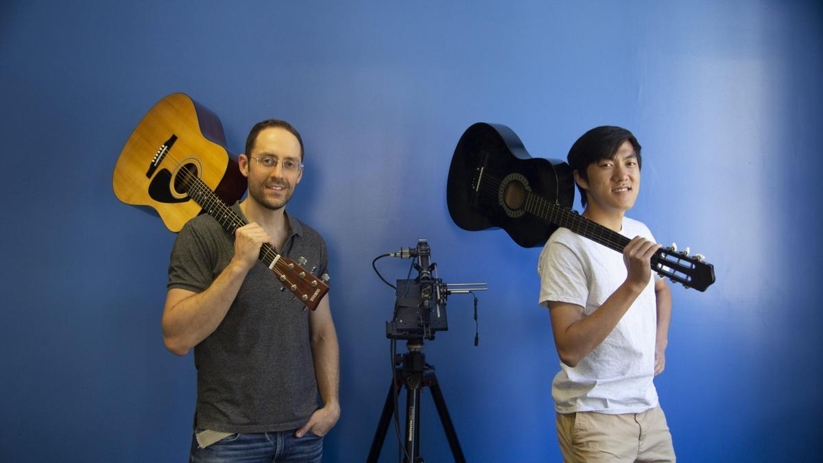 Mark Sheinin (izquierda) y Dorian Chan, desarrolladores del micrófono óptico.