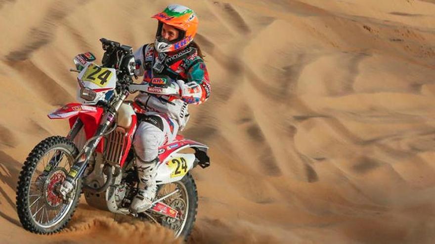 Laia Sanz, primera mujer que gana una etapa en un raid de motos