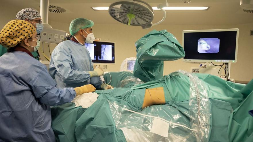 Una intervenciónquirúrgica en el Complejo Hospitalario de Santiago.