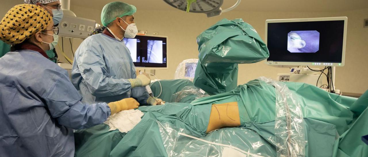 Una intervenciónquirúrgica en el Complejo Hospitalario de Santiago.