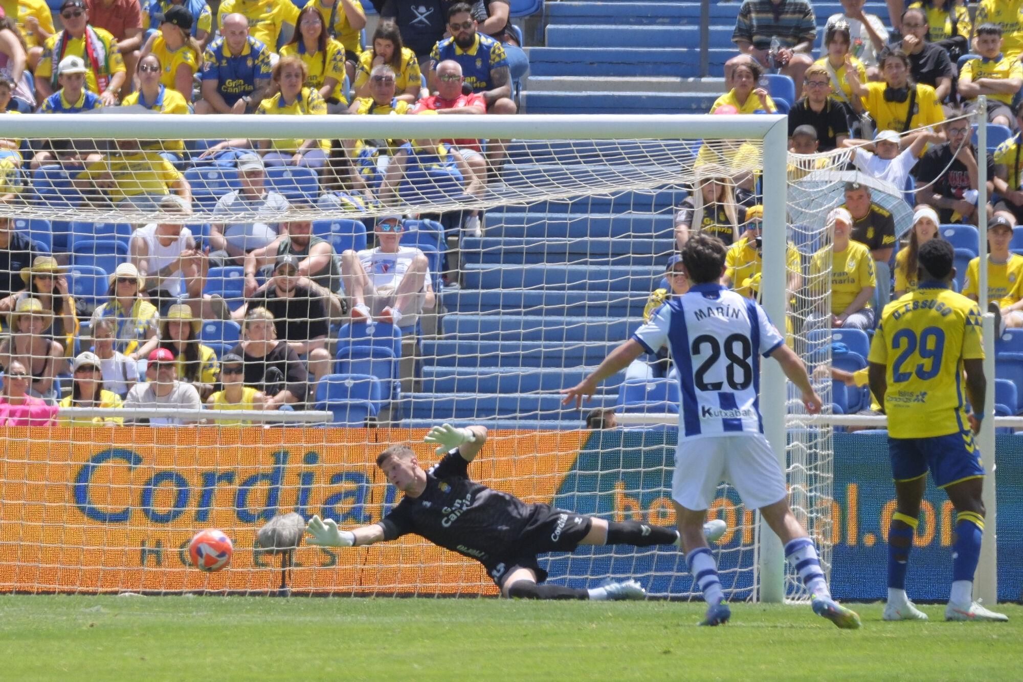 LAS PALMAS DE GRAN CANARIA, 06/04/2025.- El portero de la UD Las Palmas, el croata Dinko Horkas (i) encaja el tercer gol durante el partido de LaLiga disputado este domingo ante la UD Las Palmas en el estadio de Gran Canaria en Las Palmas. EFE/Ángel Medina G.