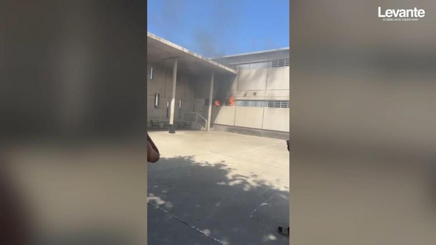 Tres policías atendidos en el incendio de una celda en el CIE de València