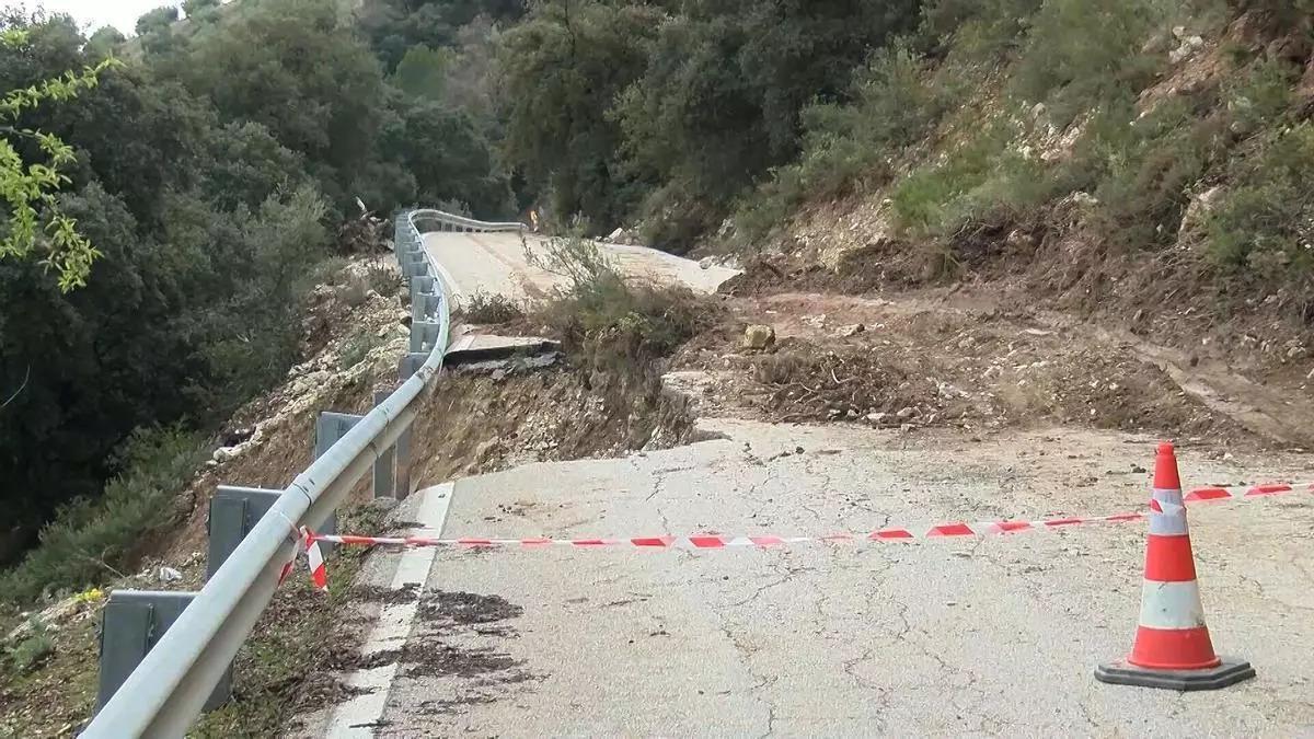 Estado en el que quedó la carretera entre Priego y Algarinejo tras el paso de los temporales el pasado invierno.