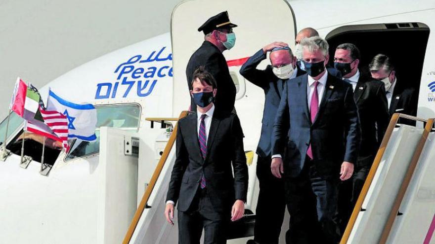 Israel y Emiratos escenifican su pacto con un primer vuelo directo