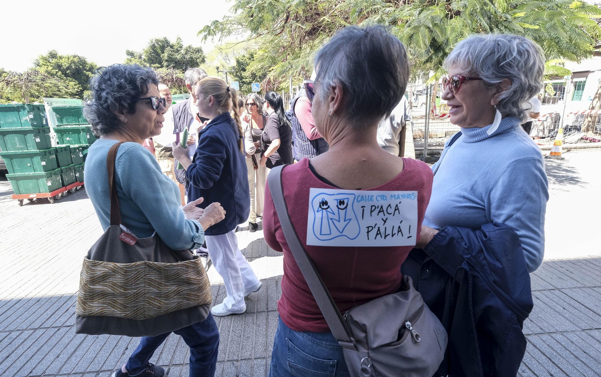 Manifestación de los vecinos de la Isleta que solicitan la apertura en doble sentido de la calle Doctor José Guerra Navarro.