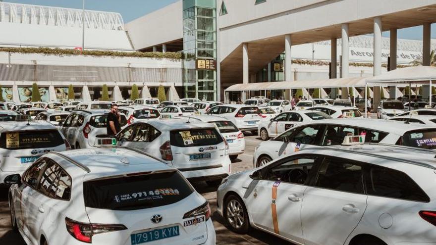 Los taxistas se quejan de la actividad de los vehículos ‘piratas’ en el aeropuerto.