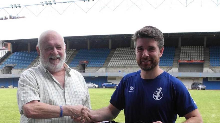 Juanjo Prendes saluda a Dani Balbín en el Suárez Puerta.