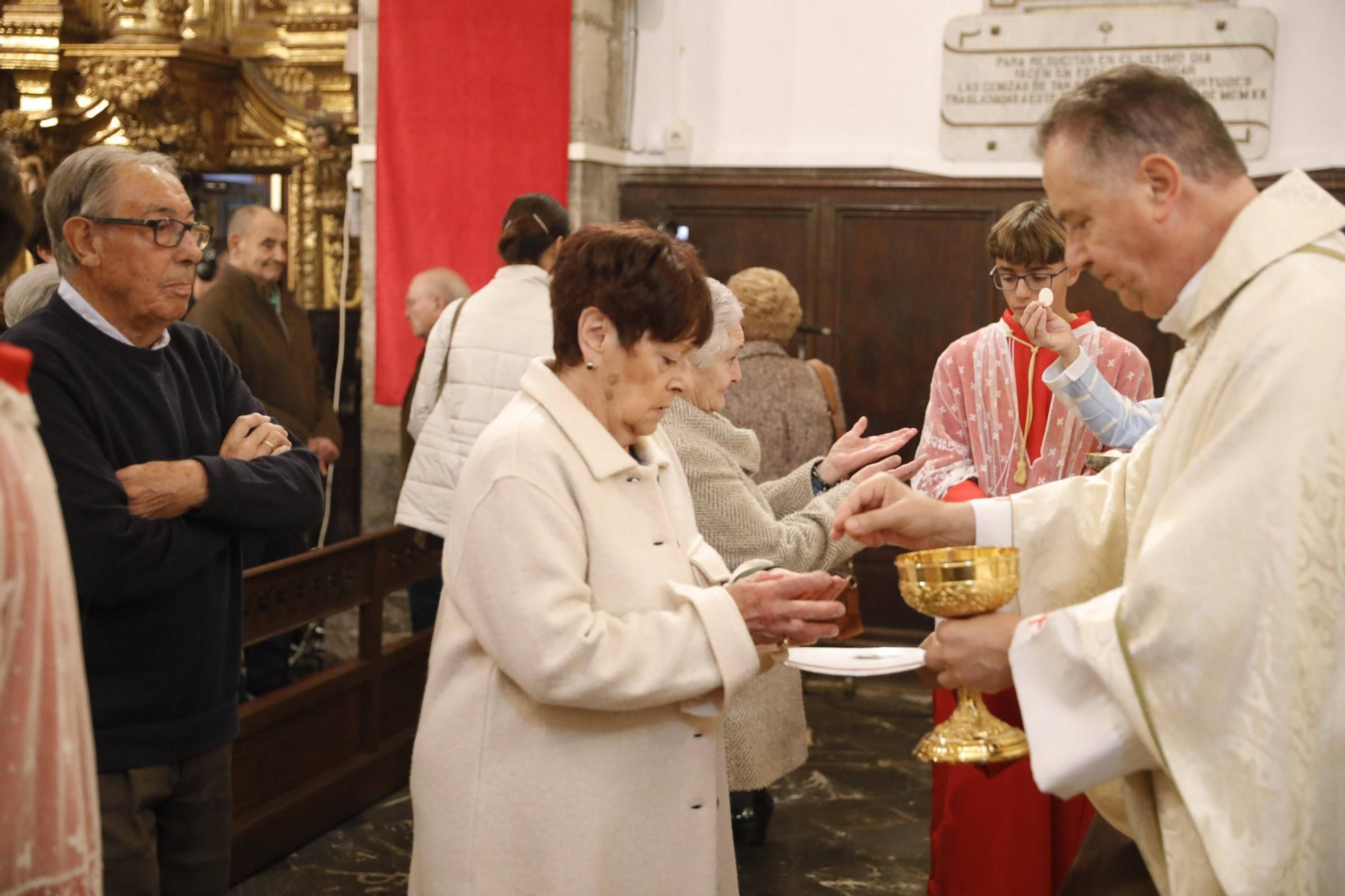 El cardenal Ángel Fernández Artime oficia la primera misa cardenalicia de Gozón en el día de Todos los Santos en la parroquia de Santa María de Luanco