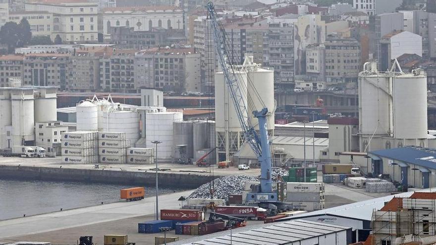 El Puerto de Vigo rematará en 10 meses el derribo de los antiguos silos de cemento para la ampliación de la terminal