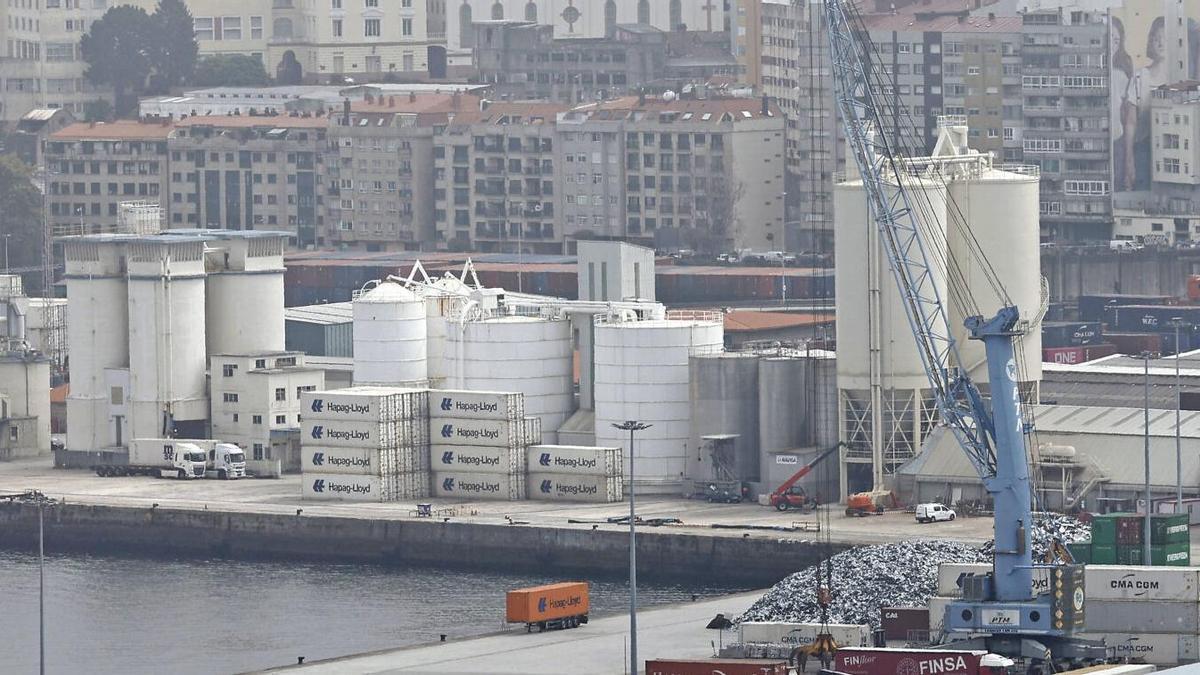 Vista de los silos de cemento de Tudela Veguín, ubicados en el puerto o muelle de Guixar, y pendientes de demolición.