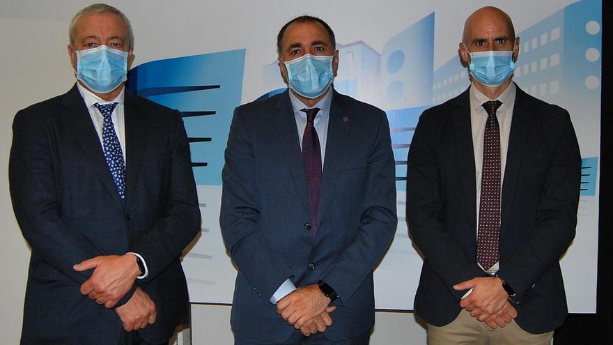 El conselleiro de Sanidad acompañado por el nuevo gerente del área sanitaria de Vigo, Javier Puente, y por el gerente del Sergas, José Flores, hoy en el Hospital Álvaro Cunqueiro