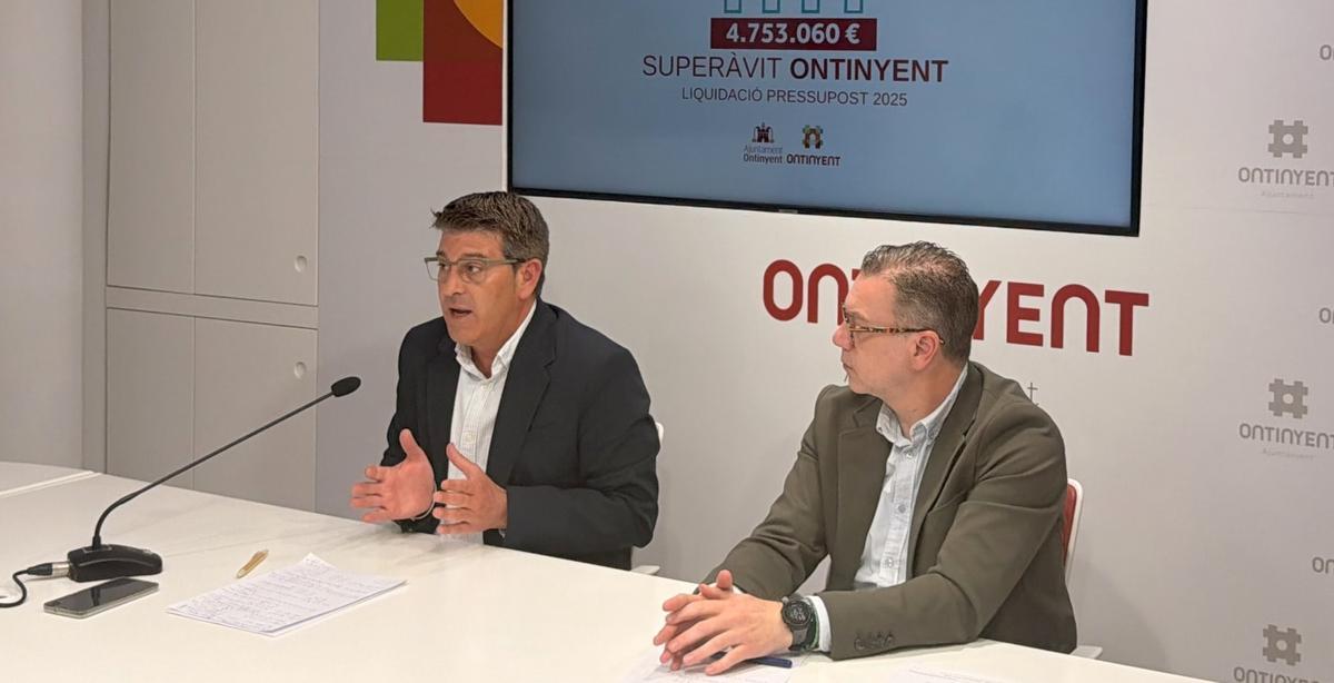 El alcalde, Jorge Rodríguez, y el regidor de Hacienda, Pablo Úbeda, en la presentación de la liquidación del presupuesto.