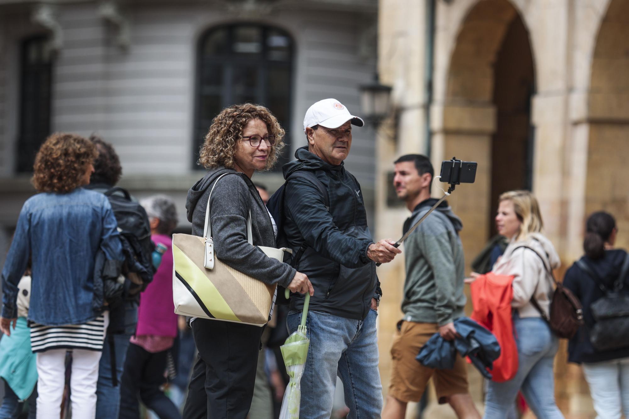 En imágenes: Los turistas, preparados para las lluvias asturianas