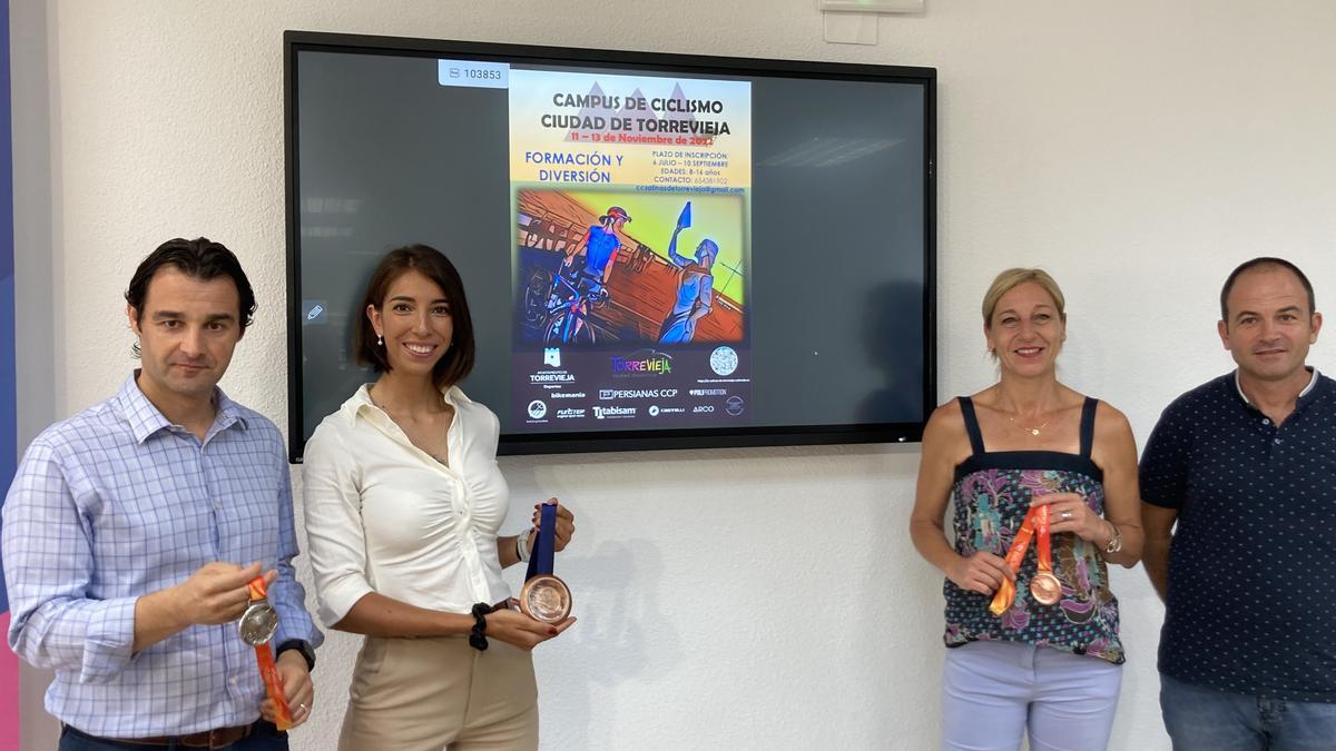 Presentación del campus de ciclismo Ciudad de Torrevieja, con el alcalde Eduardo Dolón, la ciclista Sandra Alonso, la edil de Deportes, Diana Boix y el director del Campus, Juan Francisco Andreu