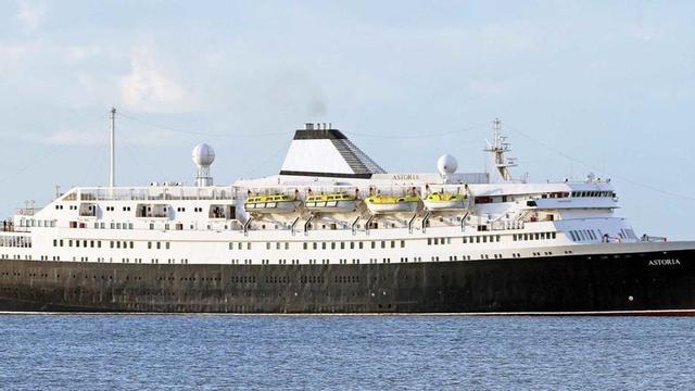 El buque entrando por última vez en Palma, con el nombre de ‘Astoria’, el 7 de noviembre del 2016. | FOTOS DE MANUEL R. AGUILERA