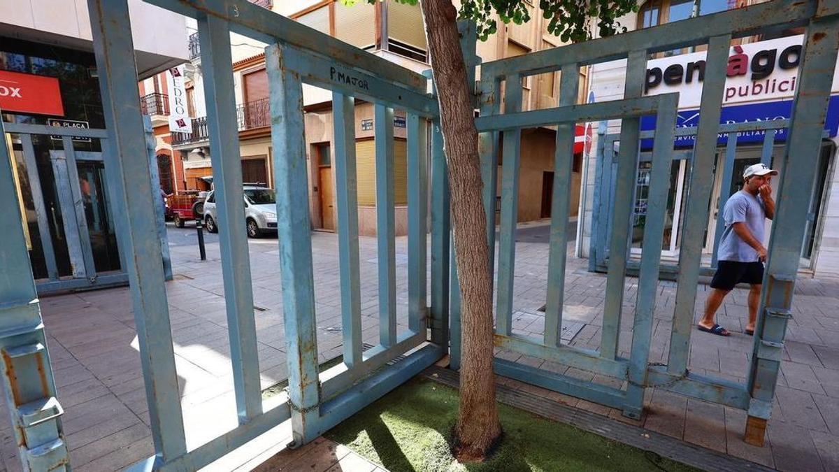 Els operaris ja estan instal·lant les barreres i portes metàl·liques que tanquen el recinte taurí de la vila.